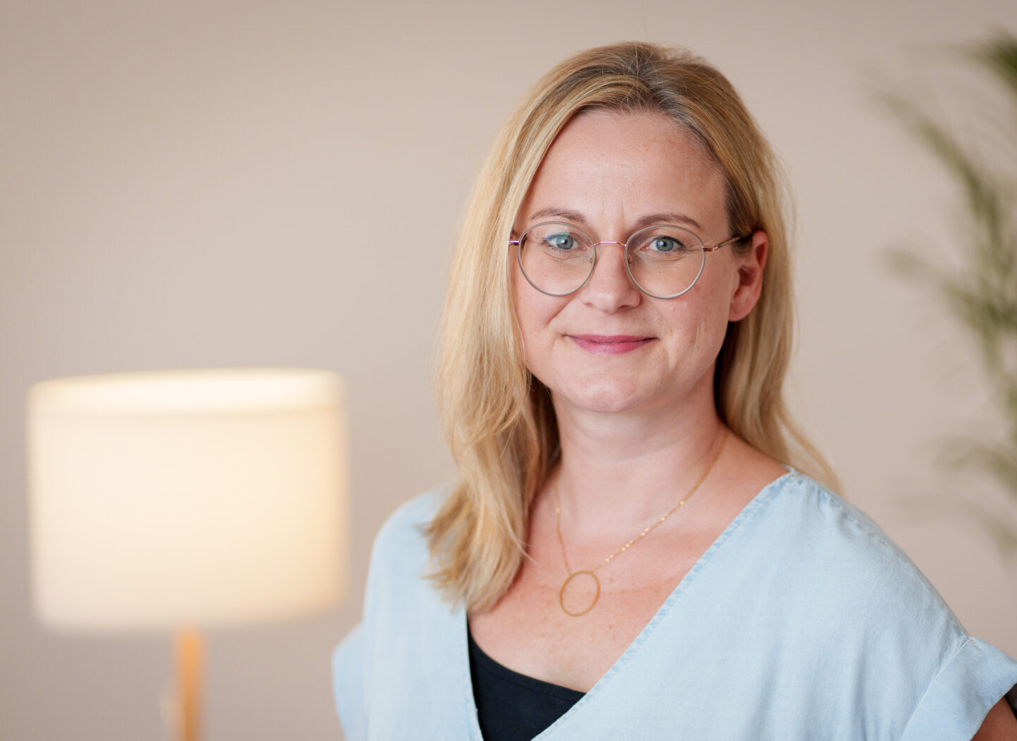 eileen-froelich-therapie-coaching-achtsamkeit Eileen Froelich im Praxisraum Neuenhagen - LOM und Maltherapeutin, Coach - bietet Maltherapie, Waldbaden, Qi Gong und Achtsamkeits-Coaching an, um Stress, Ängste, Depressionen, Trauma und innere Unruhe zu bewältigen.