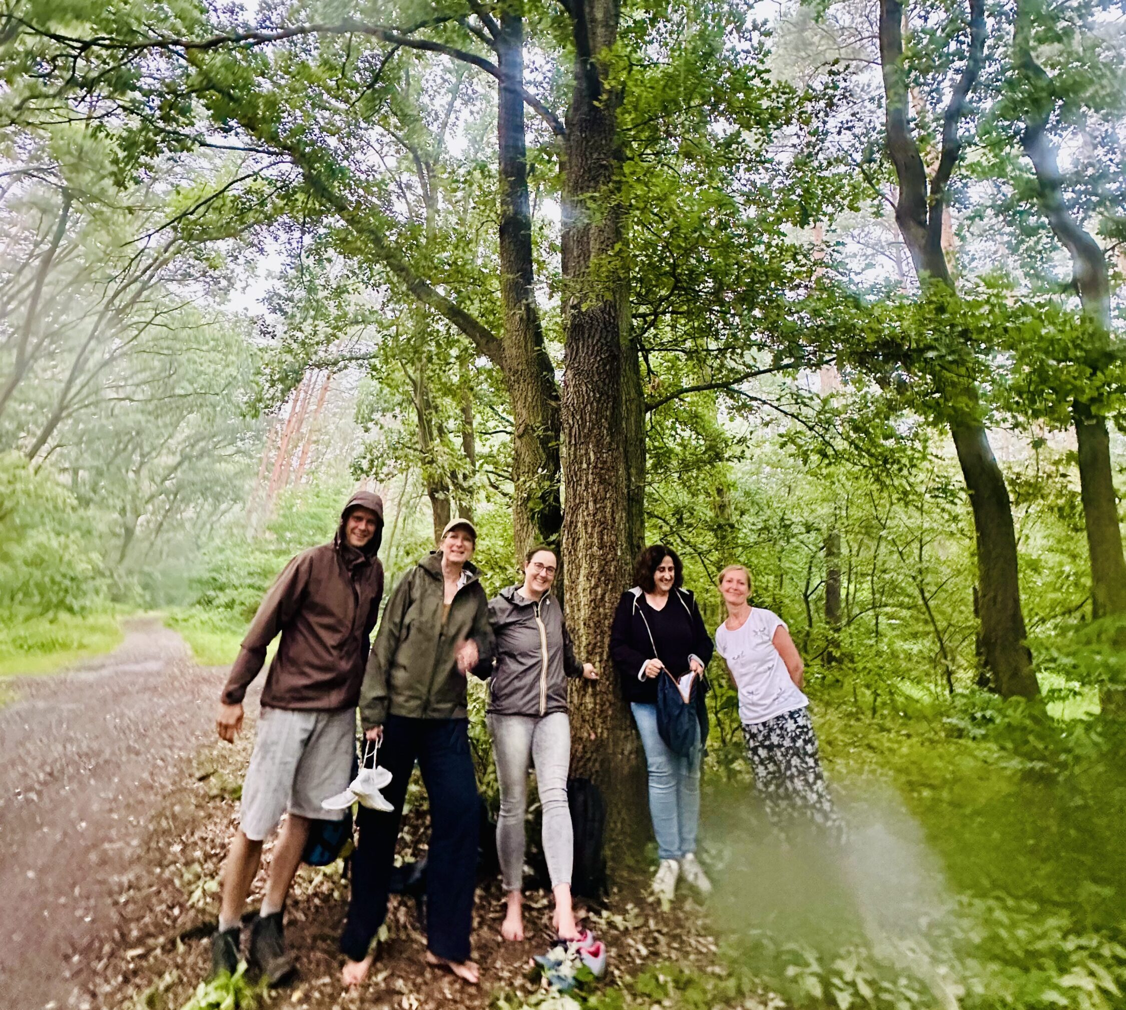 Waldbaden-auszeit-team-workshop-berlin Team beim Workshop zum Stressabbau und Achtsamkeitstraining im Wald mit Eileen Froelich