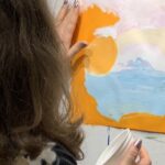 Klientin im achtsamen Malprozess - Maltherapie und Coaching für Achtsamkeit und innerer Ruhe - Eileen Froelich in Brandenburg.