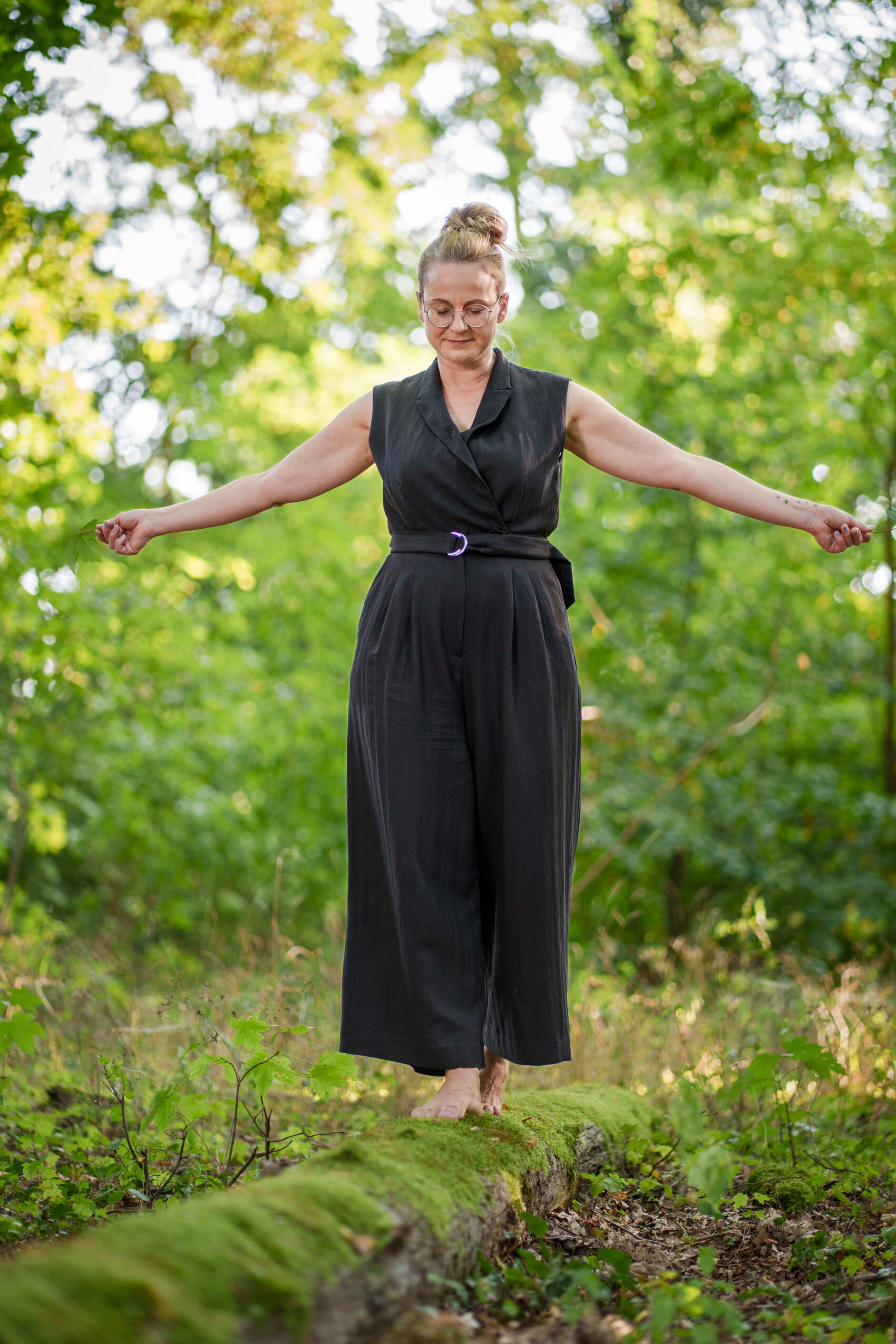 Eileen-Froelich-Waldtherapie-Achtsamkeit-Brandenburg Eileen Froelich im Wald - innerer Ruhe und Balance in der Natur - Therapie und Achtsamkeit im Wald