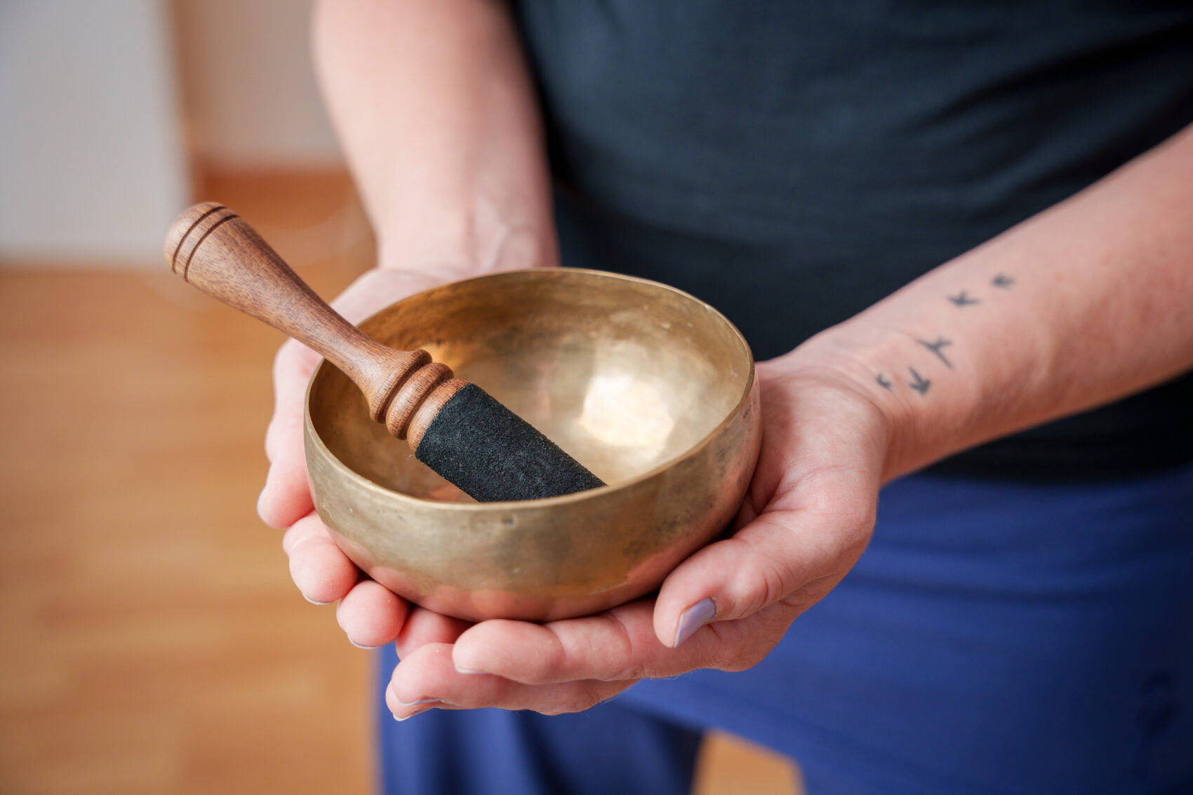 Klangschale-stressabbau-mediation Hände halten eine Klangschale – Symbol für Achtsamkeit, Entspannung, Meditation und Stressabbau