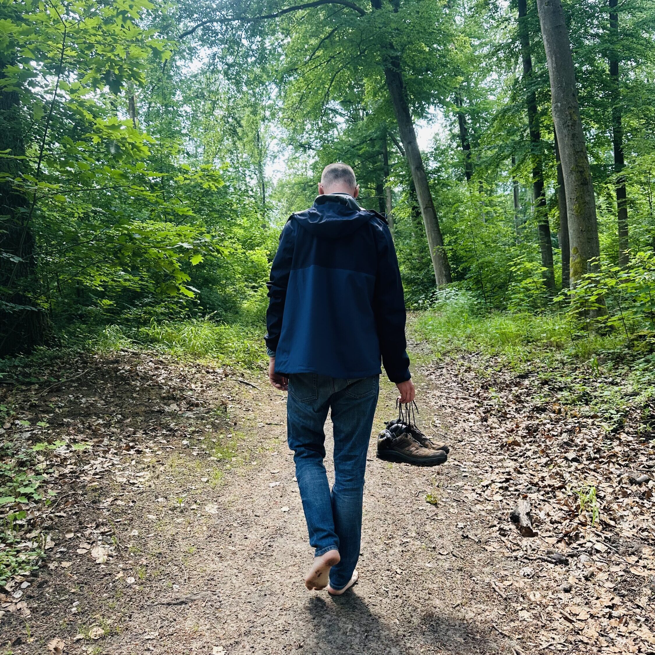 Mann-Auszeit-Wald-Stressabbau Mann barfuss in Begleitung beim Auszeit Waldbaden zum Stressabbau mit eileen froelich